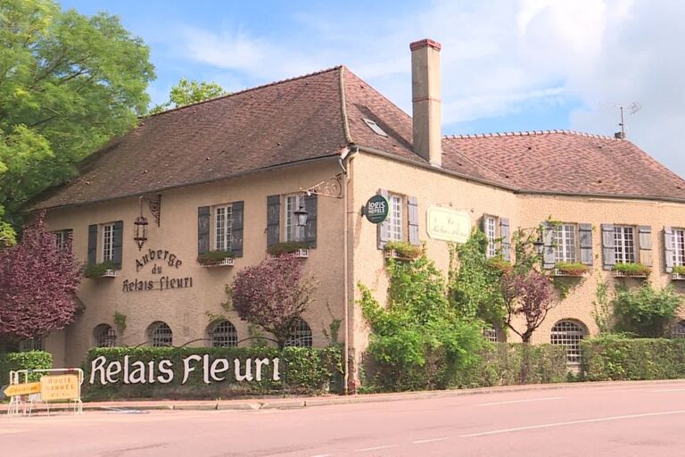 Rouverture possible du Relais Fleuri, une avancée pour l’économie locale après le divorce de Julien Cohen.