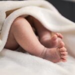 Maternité renvoyée, une mère accouche dans sa baignoire en France.