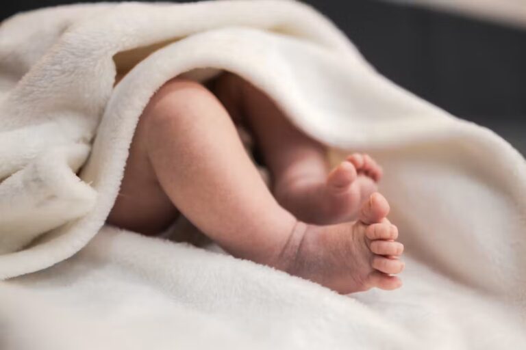 Maternité renvoyée, une mère accouche dans sa baignoire en France.