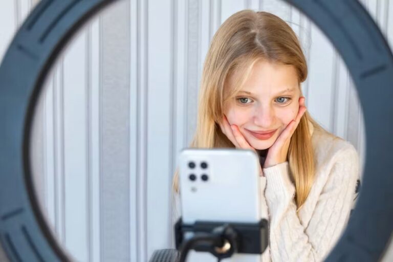 Réseaux sociaux interdits aux moins de 15 ans en Australie : les adolescents exploitent les failles.