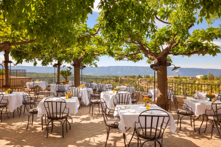 La terrasse d’un restaurant en Provence-Alpes-Côte d’Azur classée parmi les plus belles du monde, menu à 150 euros.