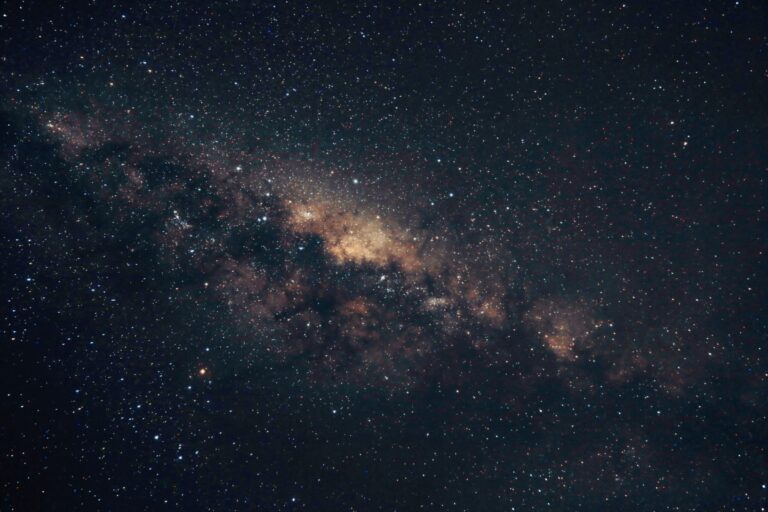 Un grand anneau de galaxies défie la limite théorique de taille de l’univers, sans explication.