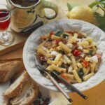 Recette de rigatoni au bacon et épinards avec fromage : un plat italien simple à réaliser.