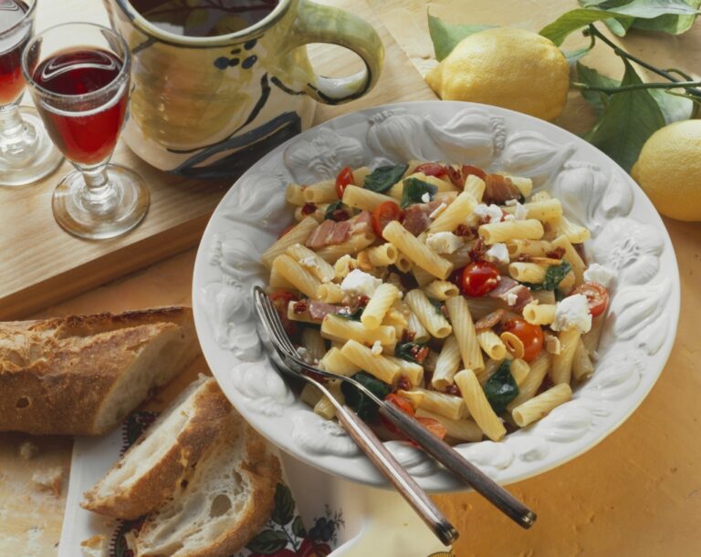 Recette de rigatoni au bacon et épinards avec fromage : un plat italien simple à réaliser.