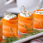 Recette de rouleaux de carotte frais à la crème de fromage pour un apéritif léger.