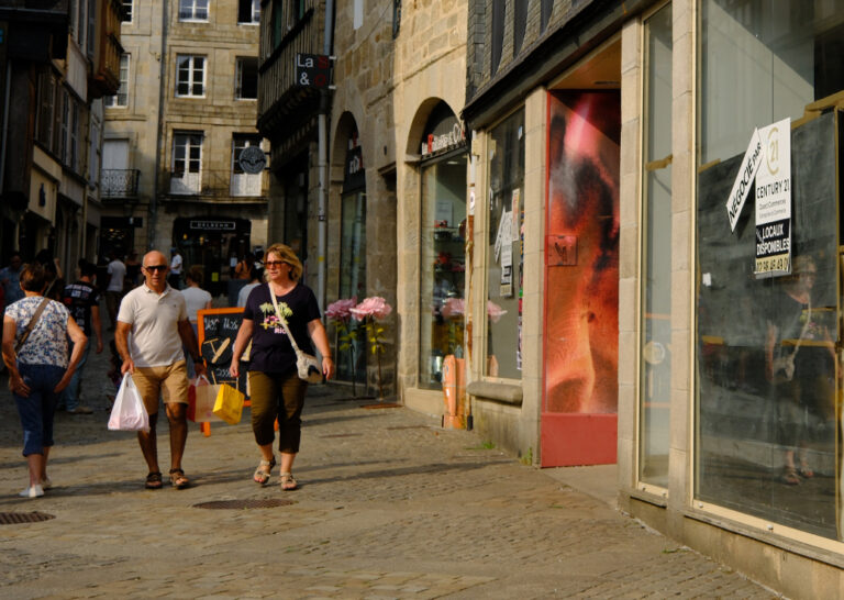 Stratégies territoriales en France pour renforcer le commerce de proximité face à la concurrence en ligne.