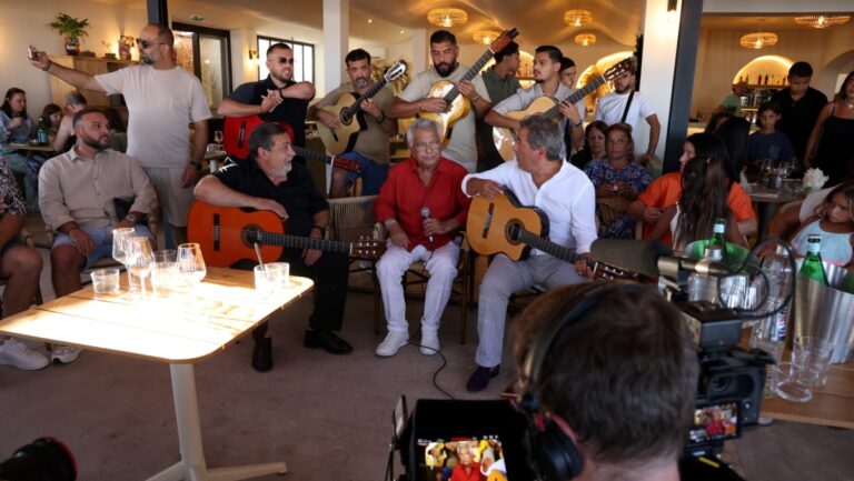 Les fondateurs des Gipsy Kings se réunissent aux Saintes-Maries-de-la-Mer pour un projet commun.