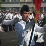 Louna devient la première femme porte-drapeau de l&rsquo;école de l&rsquo;armée de l&rsquo;air à Saintes.