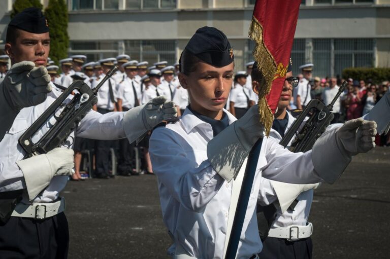 Louna devient la première femme porte-drapeau de l’école de l’armée de l’air à Saintes.
