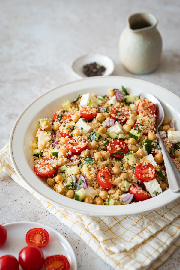 Salade de pois chiches, concombre et tomates : une recette saine prisée dans les cantines scolaires.