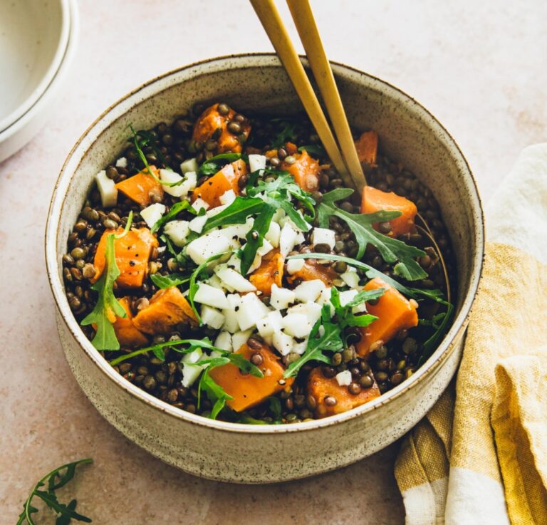 Recette de salade de lentilles, patate douce et halloumi pour un repas végétarien équilibré