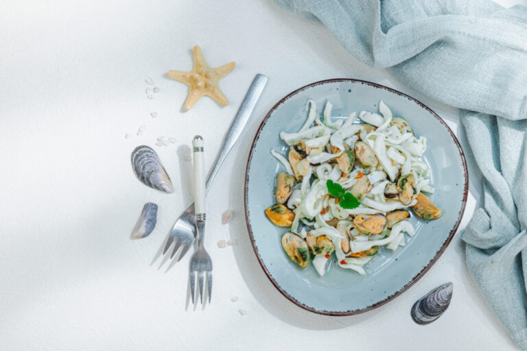 Recette de salade de moules et calamars : un plat méditerranéen riche en saveurs marines