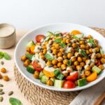 Salade de pois chiches aux épices et concombres : une recette saine et rapide pour les repas d&rsquo;été.