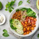 Salade de quinoa, avocat et patate douce : une recette saine et équilibrée pour les repas.