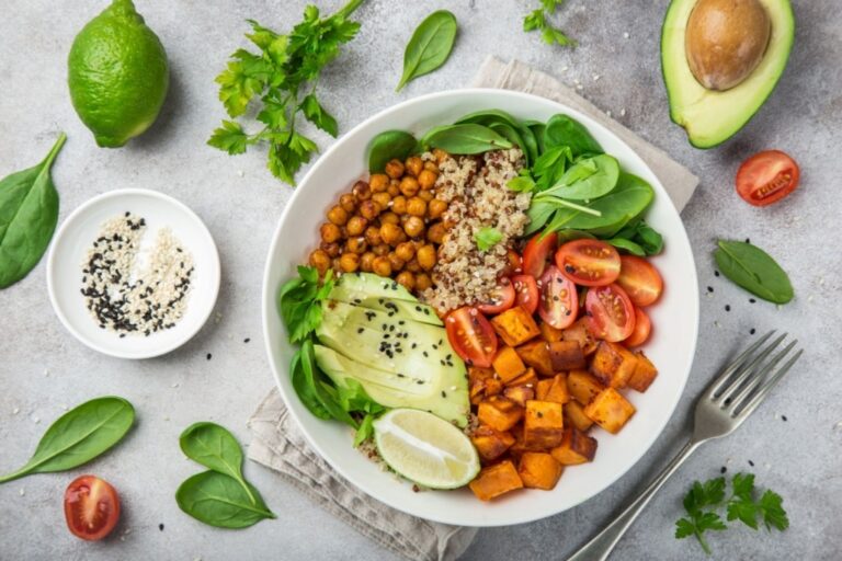 Salade de quinoa, avocat et patate douce : une recette saine et équilibrée pour les repas.