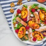 Recette de salade de poulet grillé et pêches, un plat estival facile à préparer.