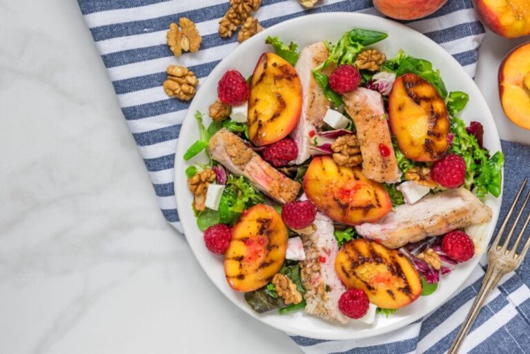 Recette de salade de poulet grillé et pêches, un plat estival facile à préparer.