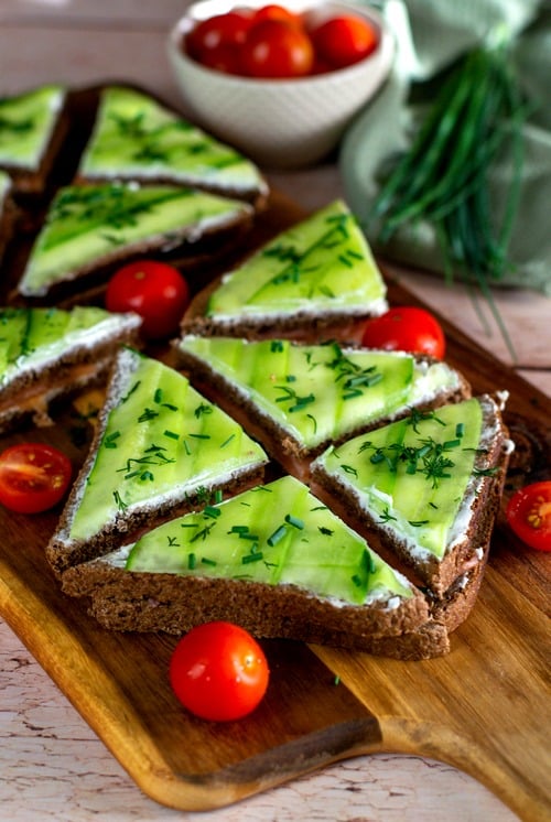 Sandwichs à la truite fumée et concombre : une recette simple pour l’été.