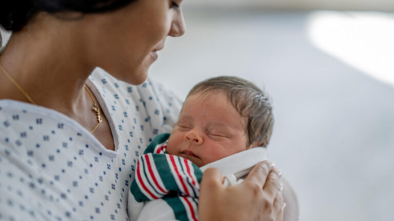 Le congé de naissance en France, une perte de revenus pour de nombreuses familles