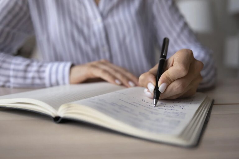 L’écriture manuscrite améliore la mémoire et l’apprentissage, selon des chercheurs.