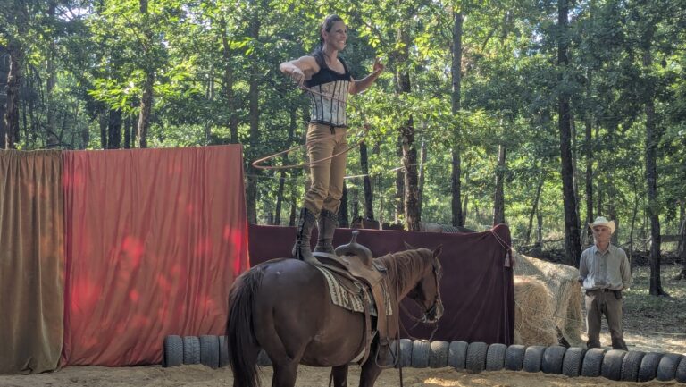 La famille Pourras présente le spectacle équestre « Western Circus » au Holy’ Day Ranch de Saint-Trinit.