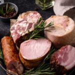Rappel de produits chez Carrefour : saucisson et rôti de porc concernés par des risques sanitaires.