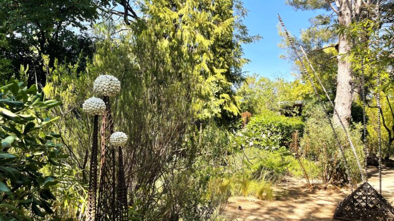 Sculptures en plein air de Max Sauze à Éguilles : une exposition sur la nature et l’art.