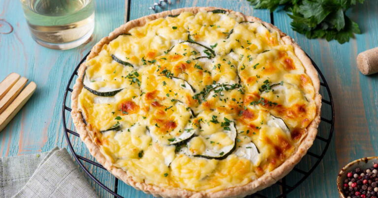 Scarpaccia de courgettes : recette facile pour un dîner savoureux en famille.