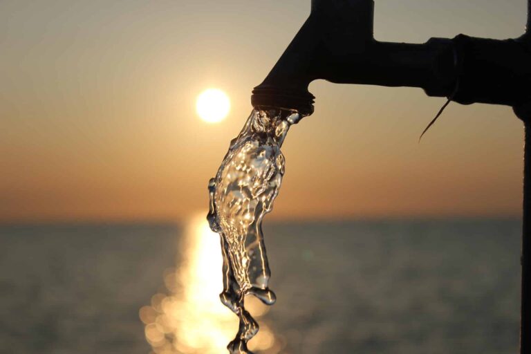 Restrictions d’eau appliquées dans 30 communes des Alpes-Maritimes en raison de la sécheresse.