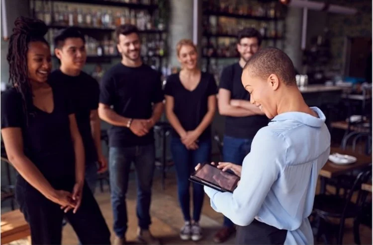 Sécurité au travail : mesures pour protéger les stagiaires et jeunes salariés en France