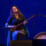 Deux artistes iraniennes en exil rendent hommage à leur peuple au festival Les Suds à Arles.