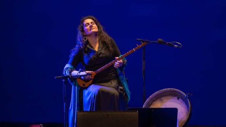 Deux artistes iraniennes en exil rendent hommage à leur peuple au festival Les Suds à Arles.