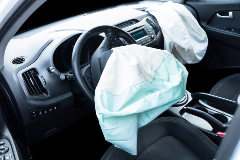 Takata : coûts cachés liés aux airbags défectueux affectant des millions de véhicules.