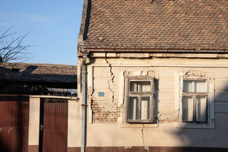 Maison fissurée : le coût du retrait-gonflement des argiles augmente pour les assureurs.