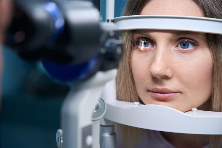 Greffe de rétine en Italie : des médecins restaurent la vue d’une patiente aveugle.