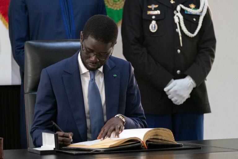Diomaye Limoge Ngagne Demba Touré, Toussaint Manga et Aida Mbodj abordent les enjeux sociaux au Sénégal.