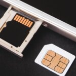 Saisie de 30 000 cartes SIM aux États-Unis dans des fermes d&rsquo;arnaques par SMS.