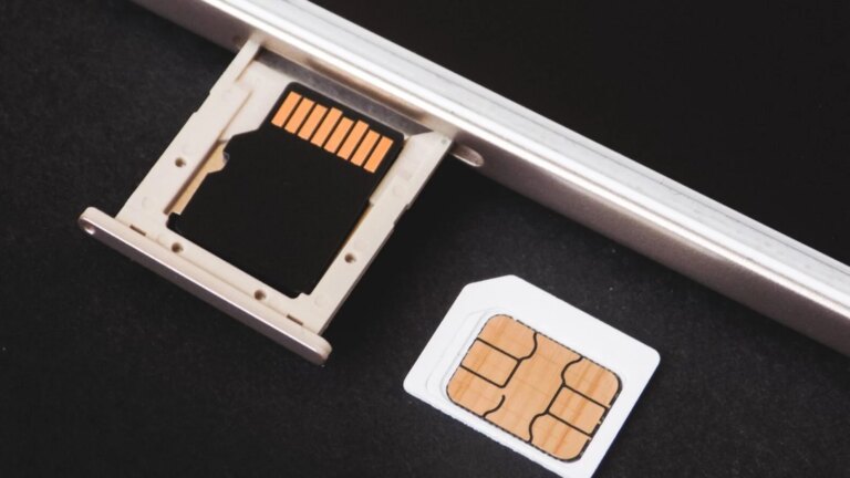 Saisie de 30 000 cartes SIM aux États-Unis dans des fermes d’arnaques par SMS.