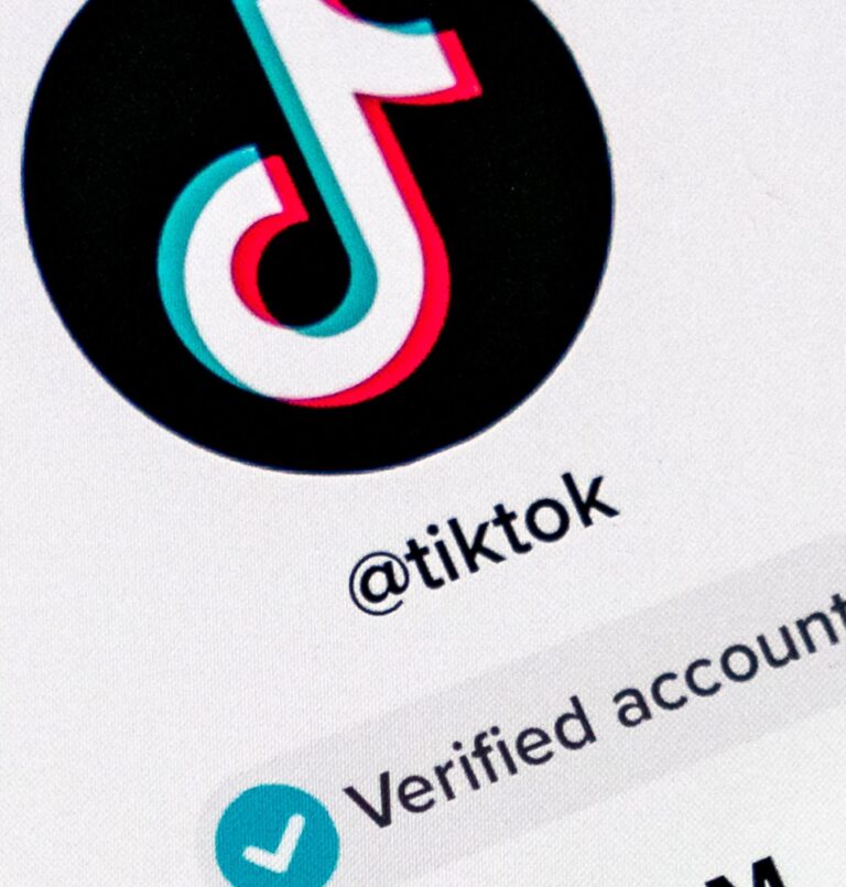 Interdiction des réseaux sociaux pour les moins de 15 ans : l’Australie face à des défis d’application.