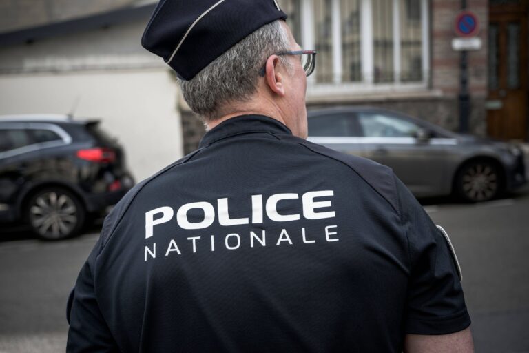Un homme poignardé à Lyon, deux suspects arrêtés par la police.