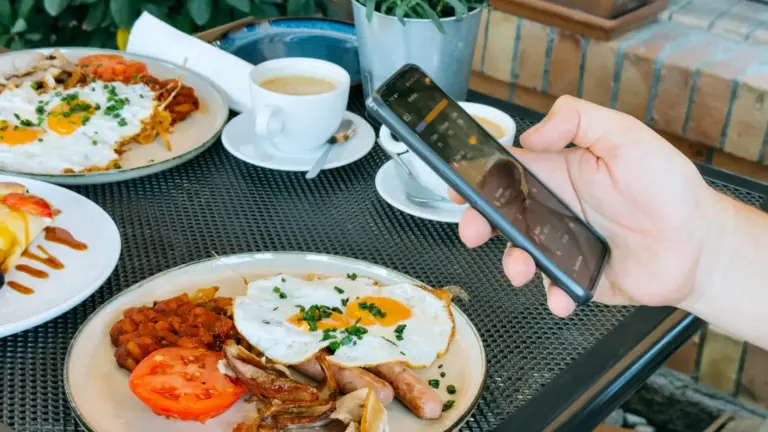 Une étude révèle que les applications de suivi des calories peuvent sous-estimer de 345 calories.