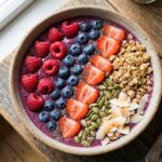Recette de smoothie bowl d&rsquo;été aux fruits rouges pour une alimentation saine et équilibrée