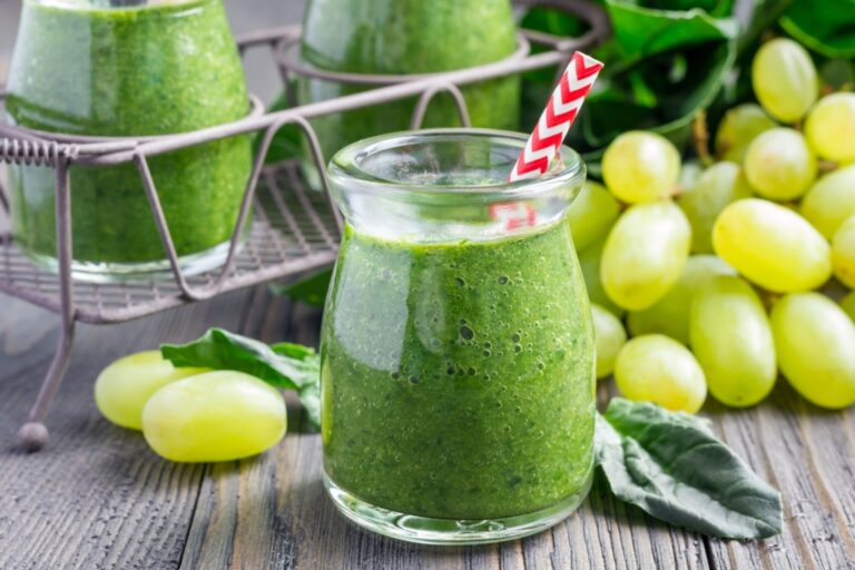 Smoothie vert sain : épinards, raisin et banane recommandés par des nutritionnistes.