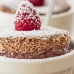 Recette de soufflé aux framboises : un dessert facile à réaliser pour tous les gourmets.