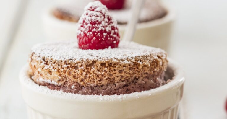Recette de soufflé aux framboises : un dessert facile à réaliser pour tous les gourmets.