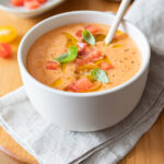 Gaspacho de tomate et pastèque : une recette estivale prisée en Espagne pour ses bienfaits rafraîchissants.