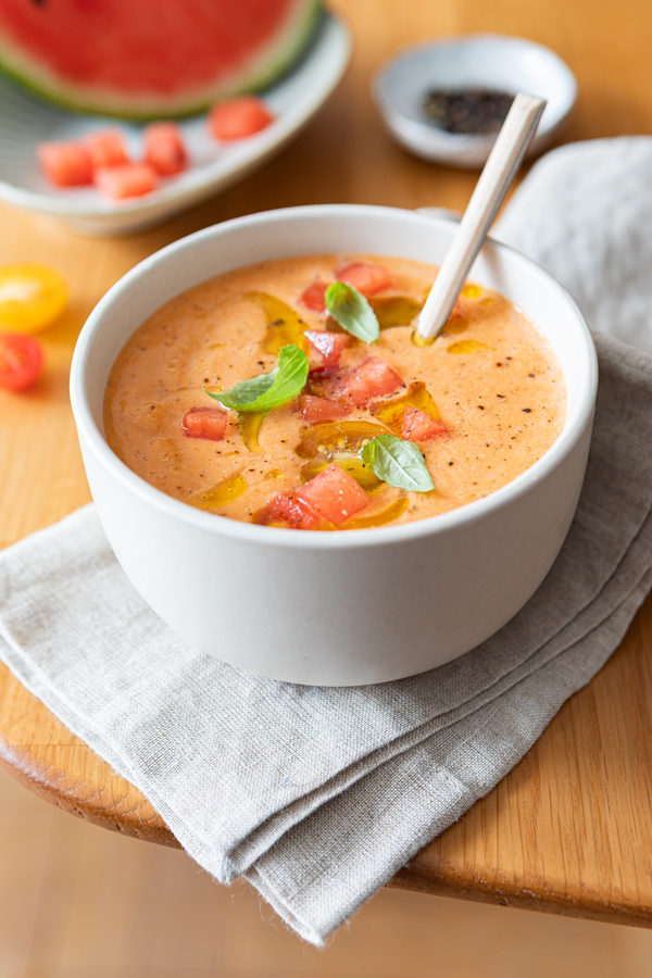 Gaspacho de tomate et pastèque : une recette estivale prisée en Espagne pour ses bienfaits rafraîchissants.