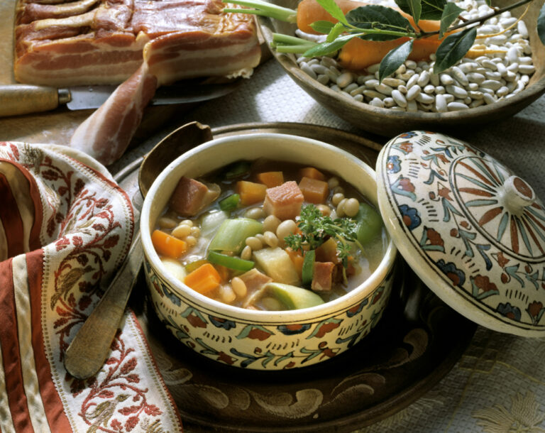 Recette de soupe serbe aux haricots, lardons et poireaux pour un repas traditionnel.