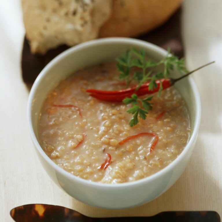 Recette de soupe turque aux lentilles rouges et piment, un plat traditionnel à découvrir.