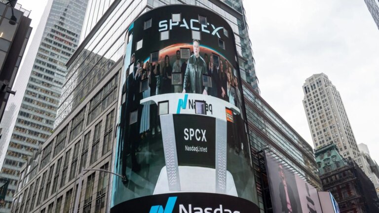 SpaceX entre au Nasdaq, enregistre une chute significative dès son premier jour.